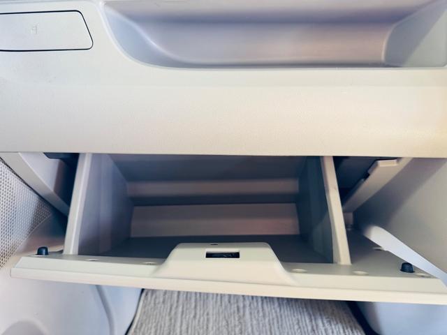 助手席側より収納豊富なグローブボックス！！