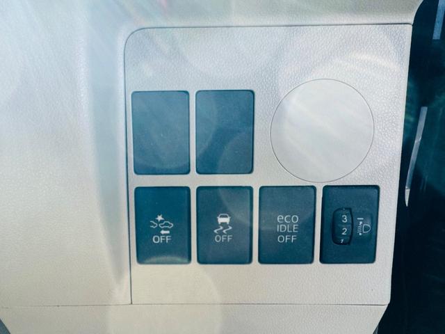 運転席右側より、横滑り防止、ヘッドライト光軸調整、アイドリングストップＯＮ，ＯＦＦスイッチ！