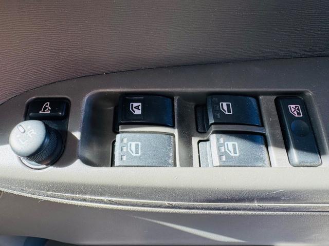 運転席側よりパワーウインドウ、ドアミラー電動格納、ドアミラー角度調整スイッチ！納車前にスタッフが動作確認しております！！