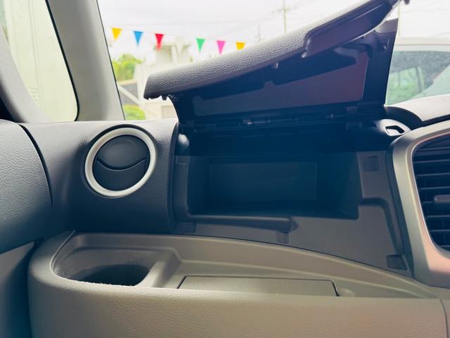 助手席側より収納豊富なグローブボックス！！