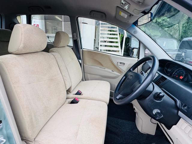 運転席周りには十分なスペースがあり、ゆったり運転していただける環境です！