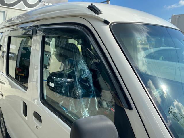 ハイゼットカーゴ ＤＸ　ＳＡＩＩＩ　キーレスエントリー　禁煙車　衝突被害軽減ブレーキ　車線逸脱警報　オートハイビーム　アイドリングストップ　パワーウインド　ドアバイザー　オーバーヘッドコンソール　純正オーディオ　本土仕入れ　１２ヶ月保証（9枚目）