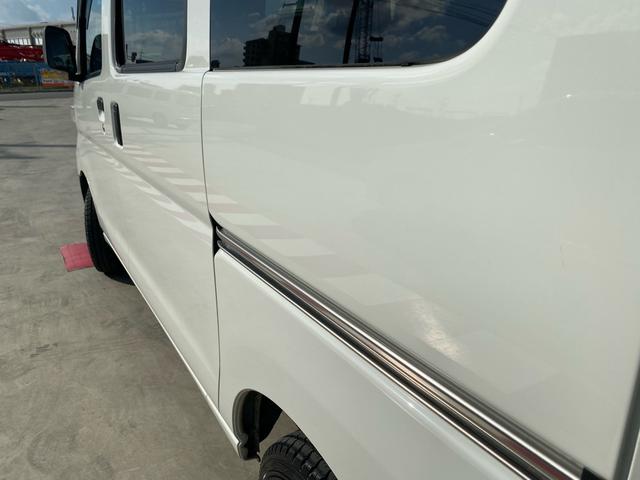 ハイゼットカーゴ ＤＸ　ＳＡＩＩＩ　キーレスエントリー　禁煙車　衝突被害軽減ブレーキ　車線逸脱警報　オートハイビーム　アイドリングストップ　パワーウインド　ドアバイザー　オーバーヘッドコンソール　純正オーディオ　本土仕入れ　１２ヶ月保証（17枚目）