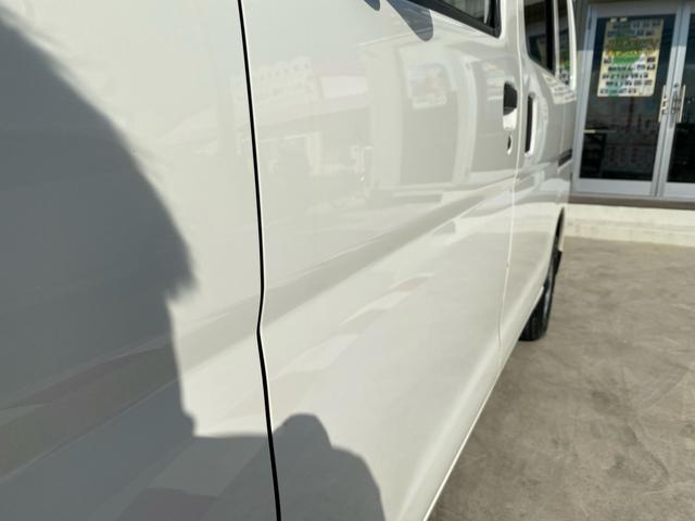 ハイゼットカーゴ ＤＸ　ＳＡＩＩＩ　キーレスエントリー　禁煙車　衝突被害軽減ブレーキ　車線逸脱警報　オートハイビーム　アイドリングストップ　パワーウインド　ドアバイザー　オーバーヘッドコンソール　純正オーディオ　本土仕入れ　１２ヶ月保証（18枚目）