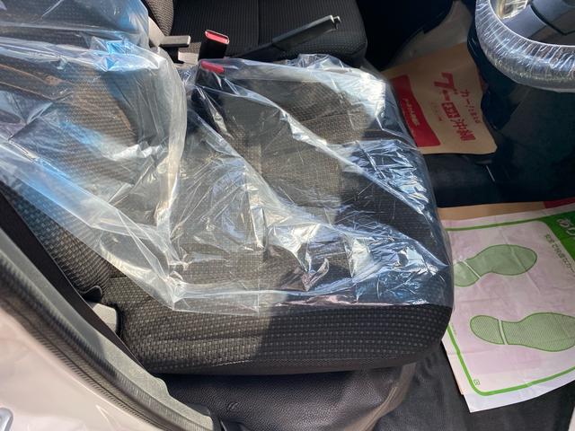 ハイゼットカーゴ ＤＸ　ＳＡＩＩＩ　キーレスエントリー　禁煙車　衝突被害軽減ブレーキ　車線逸脱警報　オートハイビーム　アイドリングストップ　パワーウインド　ドアバイザー　オーバーヘッドコンソール　純正オーディオ　本土仕入れ　１２ヶ月保証（21枚目）