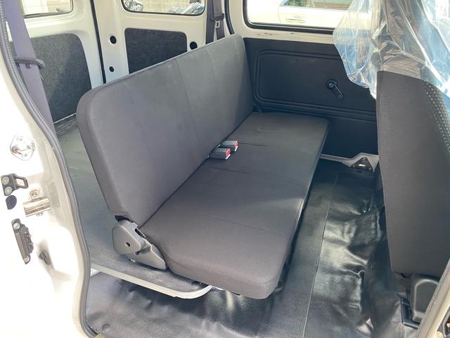 ハイゼットカーゴ ＤＸ　ＳＡＩＩＩ　キーレスエントリー　禁煙車　衝突被害軽減ブレーキ　車線逸脱警報　オートハイビーム　アイドリングストップ　パワーウインド　ドアバイザー　オーバーヘッドコンソール　純正オーディオ　本土仕入れ　１２ヶ月保証（25枚目）