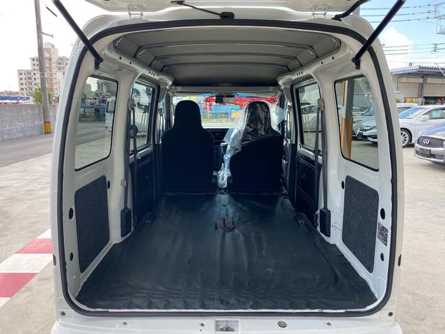 ハイゼットカーゴ ＤＸ　ＳＡＩＩＩ　キーレスエントリー　禁煙車　衝突被害軽減ブレーキ　車線逸脱警報　オートハイビーム　アイドリングストップ　パワーウインド　ドアバイザー　オーバーヘッドコンソール　純正オーディオ　本土仕入れ　１２ヶ月保証（29枚目）