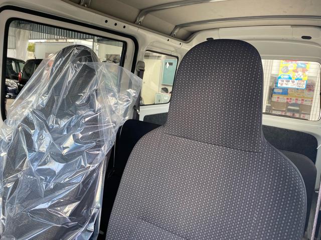 ハイゼットカーゴ ＤＸ　ＳＡＩＩＩ　キーレスエントリー　禁煙車　衝突被害軽減ブレーキ　車線逸脱警報　オートハイビーム　アイドリングストップ　パワーウインド　ドアバイザー　オーバーヘッドコンソール　純正オーディオ　本土仕入れ　１２ヶ月保証（35枚目）