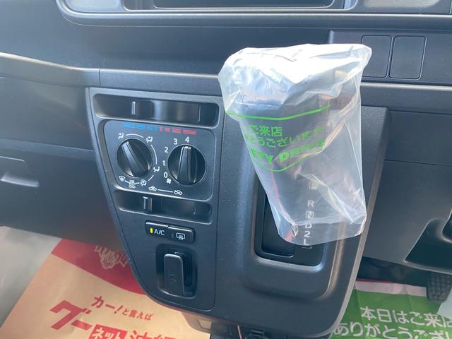 ハイゼットカーゴ ＤＸ　ＳＡＩＩＩ　キーレスエントリー　禁煙車　衝突被害軽減ブレーキ　車線逸脱警報　オートハイビーム　アイドリングストップ　パワーウインド　ドアバイザー　オーバーヘッドコンソール　純正オーディオ　本土仕入れ　１２ヶ月保証（43枚目）