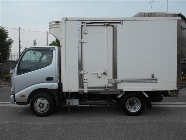 トヨタダイナ　冷凍冷蔵車　積載２ｔ　４０００ｃｃ　軽油　ＭＴ　内地中古　－３０℃　ラッシングレール　左スライド式ドア