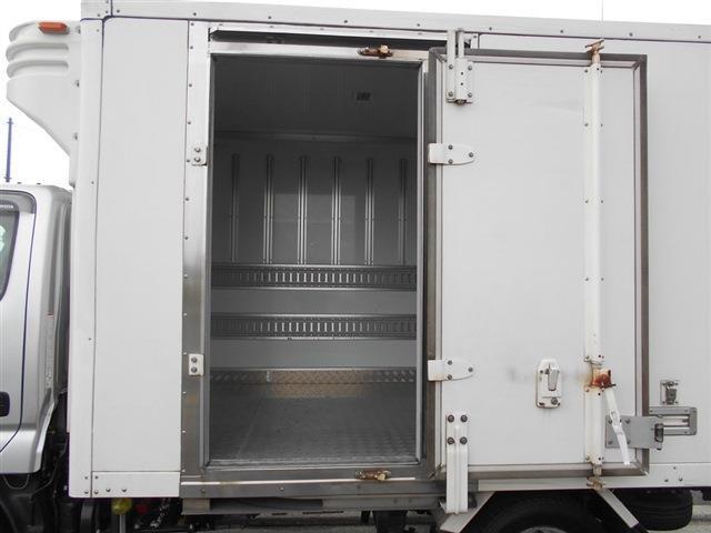 ダイナトラック 冷凍冷蔵車　積載２ｔ　軽油　ＭＴ　内地中古　荷台寸法長さ３０３ｃｍ幅１６８ｃｍ高さ１７９ｃｍ　ＰＳ　ＰＷ　ＡＣ　－３０℃　ラッシングレール　左スライド式ドア　スマートキー