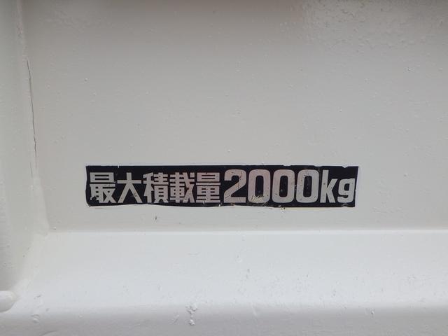 ダンプ　積載２ｔ　軽油　ＭＴ　内地中古　荷台寸法長さ３０４ｃｍ幅１５８ｃｍ高さ３２ｃｍ　ＰＳ　ＰＷ　ＡＣ　新明和ＤＲ２－Ｄ１１０ＳＹ　ＥＴＣ(33枚目)