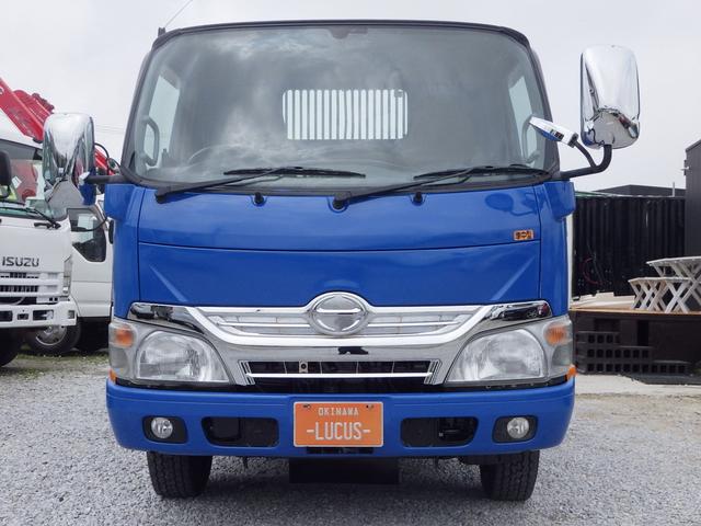 全低床ダンプ　積載３ｔ　軽油　ＭＴ　内地中古　荷台寸法長さ３０４ｃｍ幅１６０ｃｍ高さ３７ｃｍ　ＰＳ　ＰＷ　ＡＣ　コボレーン　メッキグリル(2枚目)