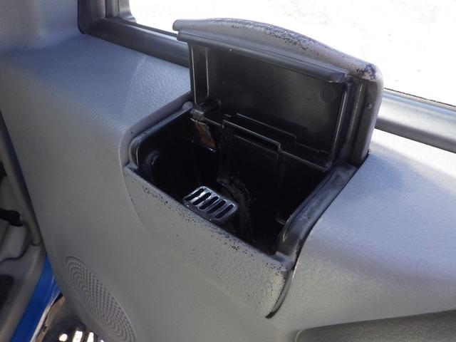 運転席、助手席両方に灰皿が付いています。