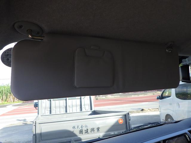 助手席側のサンバイザーも綺麗に清掃しておりますので安心してお使いして頂けます。