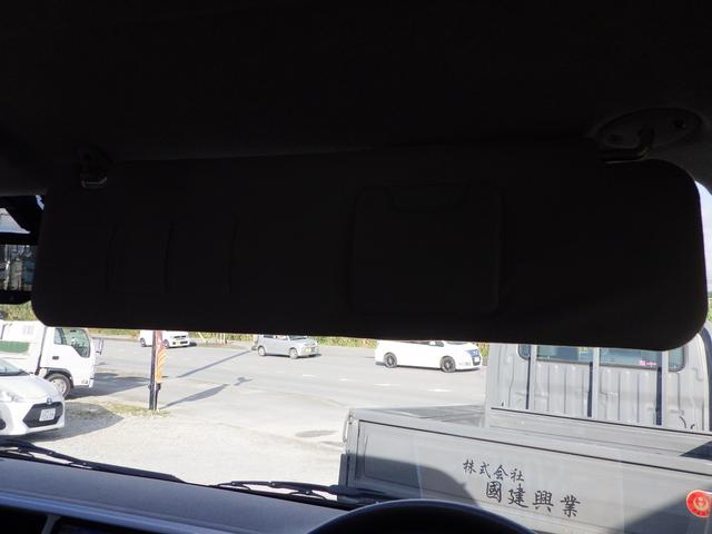 運転席、サンバイザー付いていますので眩しい時に最適です！