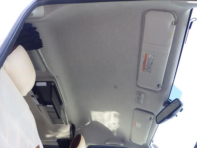 運転席上の天張りも目立つ汚れ・黄ばみ無く綺麗です。