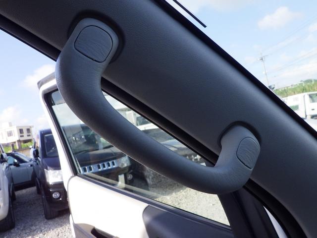 助手席側のアシストグリップも綺麗に清掃しています。