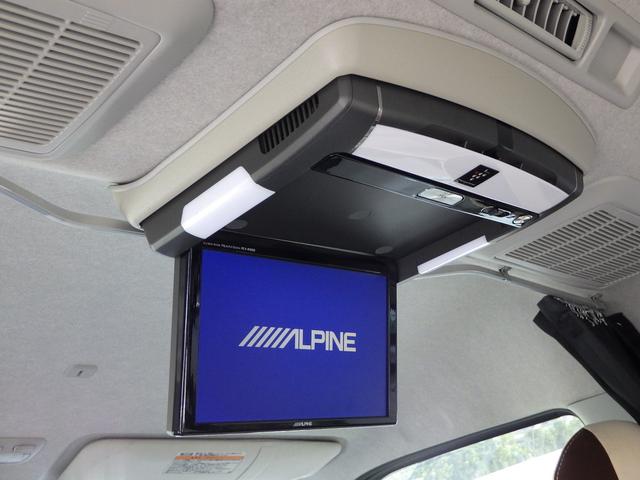 フリップダウンモニターが付いています。