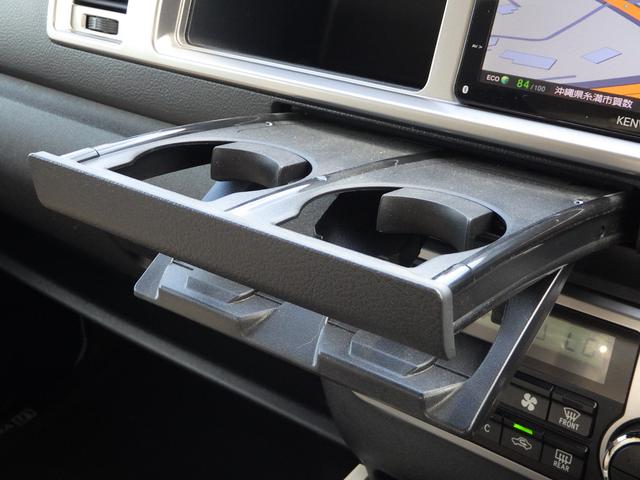 ドリンクホルダーが引き出しタイプなので使い勝手が良いですね。