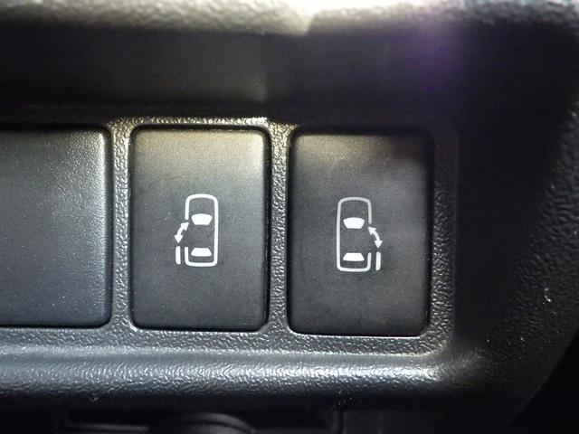 運転席から後部座席のスライドドアの操作ができます。