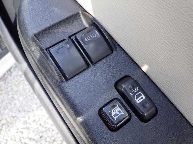 運転席、助手席の窓パワーウインドーで運転席から両側の窓の操作が出来ます。