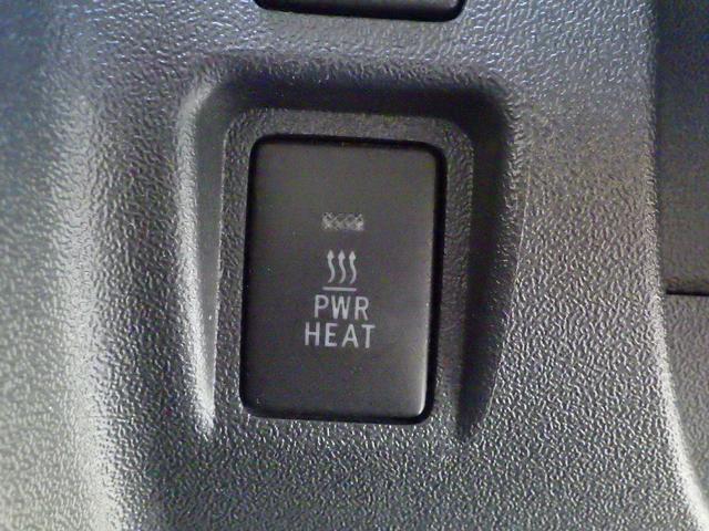 後部座席のリアヒータースイッチ。