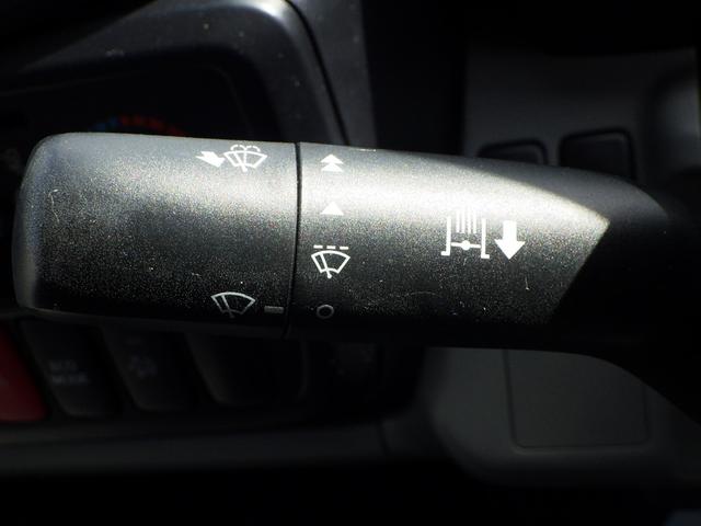 デュトロ ベースグレード　積載２ｔ　軽油　５速ＭＴ　内地中古　荷台寸法　長さ３５１ｃｍ　幅１８０ｃｍ　高さ３８ｃｍ　ＰＳ　ＰＷ　ＡＣ　　ロング２．６ｔ吊４段クレーン　ラジコン付き　ミラー・グリル・コーナーパネルメッキパーツ（15枚目）