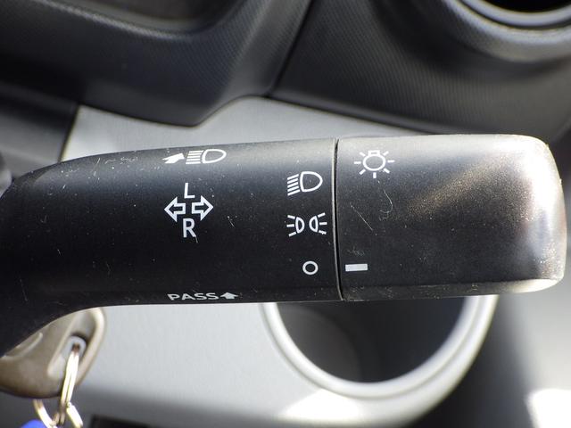 デュトロ ベースグレード　積載２ｔ　軽油　５速ＭＴ　内地中古　荷台寸法　長さ３５１ｃｍ　幅１８０ｃｍ　高さ３８ｃｍ　ＰＳ　ＰＷ　ＡＣ　　ロング２．６ｔ吊４段クレーン　ラジコン付き　ミラー・グリル・コーナーパネルメッキパーツ（16枚目）