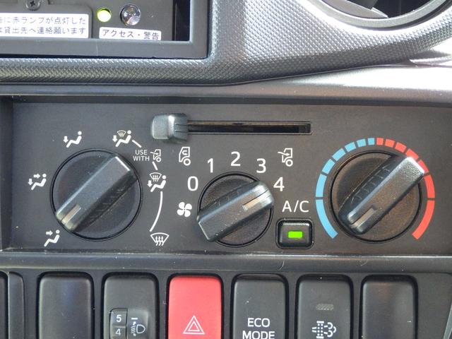 デュトロ ベースグレード　積載２ｔ　軽油　５速ＭＴ　内地中古　荷台寸法　長さ３５１ｃｍ　幅１８０ｃｍ　高さ３８ｃｍ　ＰＳ　ＰＷ　ＡＣ　　ロング２．６ｔ吊４段クレーン　ラジコン付き　ミラー・グリル・コーナーパネルメッキパーツ（18枚目）