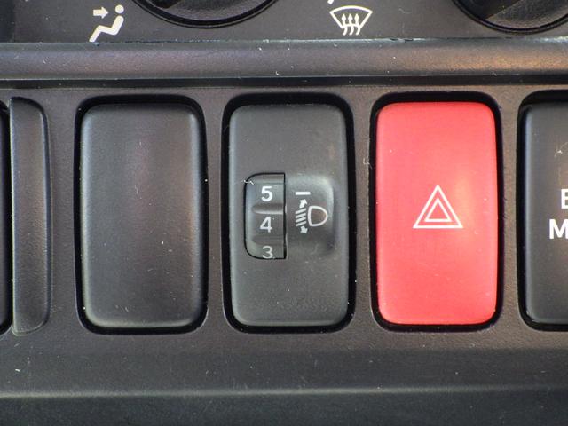 デュトロ ベースグレード　積載２ｔ　軽油　５速ＭＴ　内地中古　荷台寸法　長さ３５１ｃｍ　幅１８０ｃｍ　高さ３８ｃｍ　ＰＳ　ＰＷ　ＡＣ　　ロング２．６ｔ吊４段クレーン　ラジコン付き　ミラー・グリル・コーナーパネルメッキパーツ（20枚目）