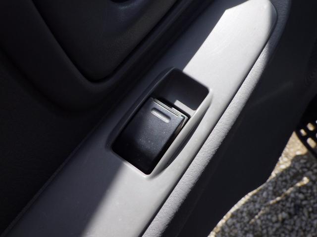 デュトロ ベースグレード　積載２ｔ　軽油　５速ＭＴ　内地中古　荷台寸法　長さ３５１ｃｍ　幅１８０ｃｍ　高さ３８ｃｍ　ＰＳ　ＰＷ　ＡＣ　　ロング２．６ｔ吊４段クレーン　ラジコン付き　ミラー・グリル・コーナーパネルメッキパーツ（27枚目）