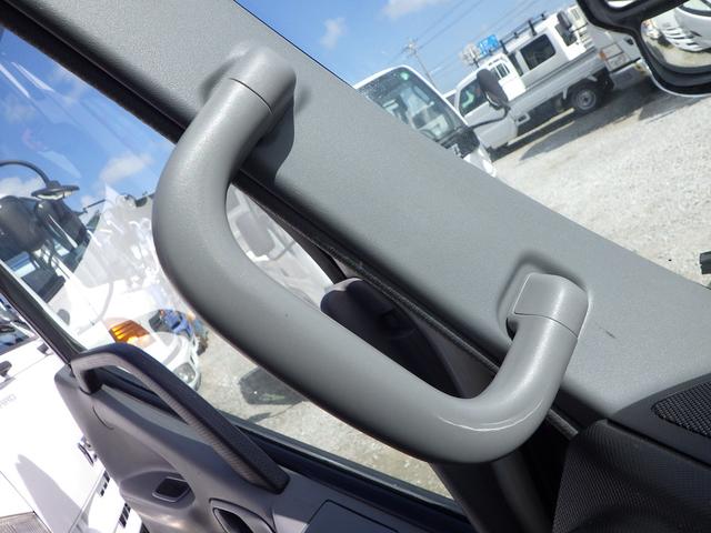 デュトロ ベースグレード　積載２ｔ　軽油　５速ＭＴ　内地中古　荷台寸法　長さ３５１ｃｍ　幅１８０ｃｍ　高さ３８ｃｍ　ＰＳ　ＰＷ　ＡＣ　　ロング２．６ｔ吊４段クレーン　ラジコン付き　ミラー・グリル・コーナーパネルメッキパーツ（34枚目）