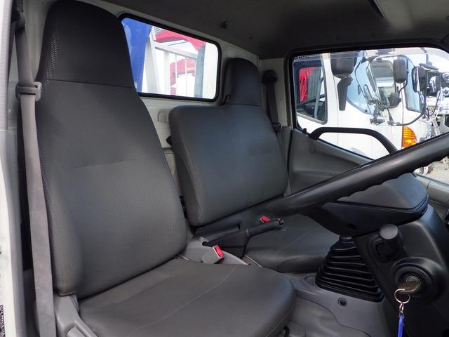 デュトロ ベースグレード　積載２ｔ　軽油　５速ＭＴ　内地中古　荷台寸法　長さ３５１ｃｍ　幅１８０ｃｍ　高さ３８ｃｍ　ＰＳ　ＰＷ　ＡＣ　　ロング２．６ｔ吊４段クレーン　ラジコン付き　ミラー・グリル・コーナーパネルメッキパーツ（35枚目）