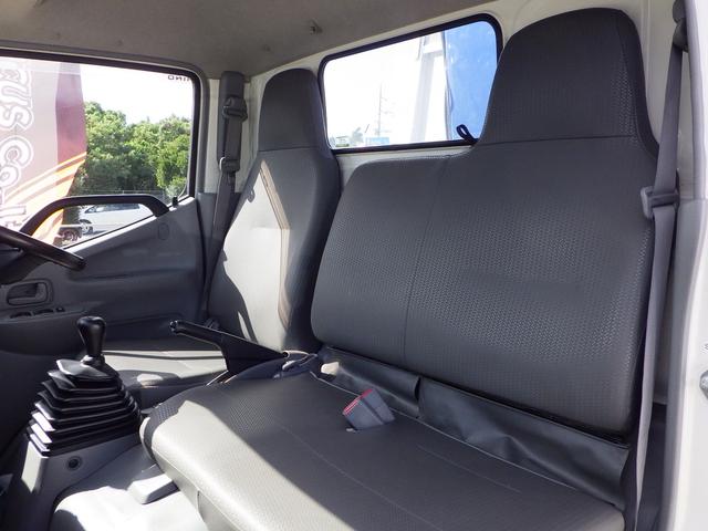 デュトロ ベースグレード　積載２ｔ　軽油　５速ＭＴ　内地中古　荷台寸法　長さ３５１ｃｍ　幅１８０ｃｍ　高さ３８ｃｍ　ＰＳ　ＰＷ　ＡＣ　　ロング２．６ｔ吊４段クレーン　ラジコン付き　ミラー・グリル・コーナーパネルメッキパーツ（36枚目）