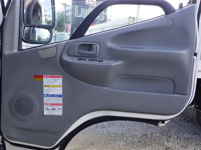 デュトロ ベースグレード　積載２ｔ　軽油　５速ＭＴ　内地中古　荷台寸法　長さ３５１ｃｍ　幅１８０ｃｍ　高さ３８ｃｍ　ＰＳ　ＰＷ　ＡＣ　　ロング２．６ｔ吊４段クレーン　ラジコン付き　ミラー・グリル・コーナーパネルメッキパーツ（38枚目）