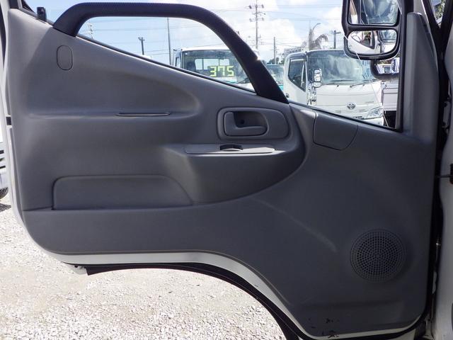 デュトロ ベースグレード　積載２ｔ　軽油　５速ＭＴ　内地中古　荷台寸法　長さ３５１ｃｍ　幅１８０ｃｍ　高さ３８ｃｍ　ＰＳ　ＰＷ　ＡＣ　　ロング２．６ｔ吊４段クレーン　ラジコン付き　ミラー・グリル・コーナーパネルメッキパーツ（39枚目）