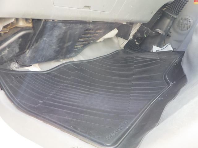 デュトロ ベースグレード　積載２ｔ　軽油　５速ＭＴ　内地中古　荷台寸法　長さ３５１ｃｍ　幅１８０ｃｍ　高さ３８ｃｍ　ＰＳ　ＰＷ　ＡＣ　　ロング２．６ｔ吊４段クレーン　ラジコン付き　ミラー・グリル・コーナーパネルメッキパーツ（40枚目）