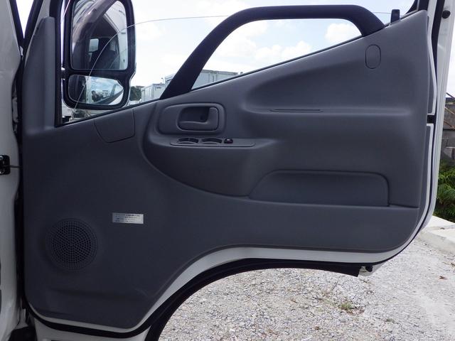 ドアパネルも綺麗にクリーニングしています！