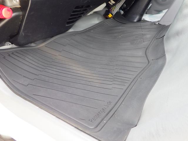 フロアマットも綺麗にクリーニングしています！