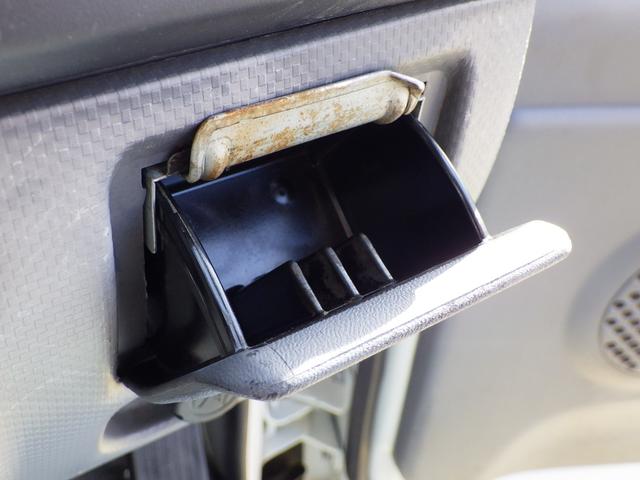 運転席右側にも灰皿が付いています！