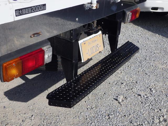 乗り降りが楽なステップも付いています