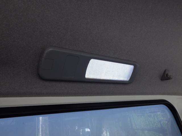 ルームランプも明るく点灯します