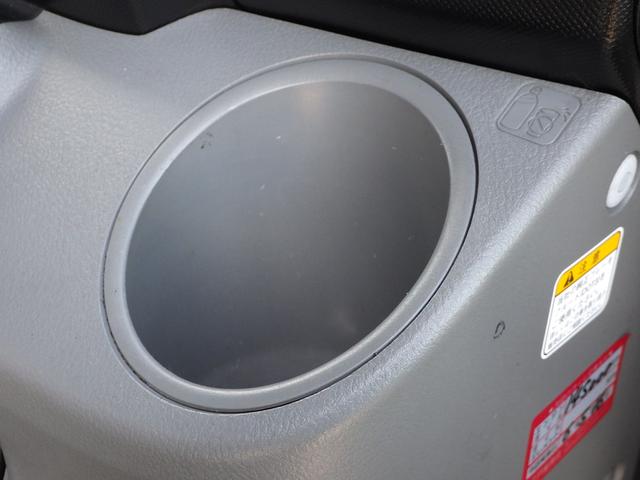 ドリンクホルダもクリーニングしています