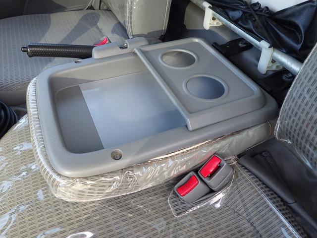 センターシートを倒せばドリンクホルダや物置としてご使用できます