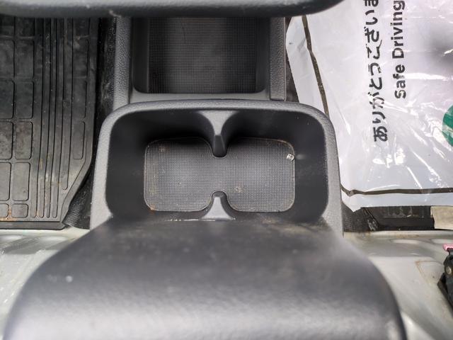 運転席と助手席の間にドリンクホルダーがあって便利です！