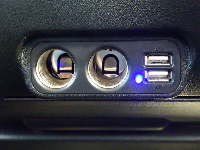 シガーソケットが2個もあるので便利です!USBも使用できます!