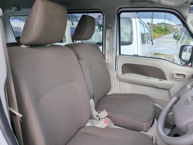 運転席のシートもとても綺麗です!