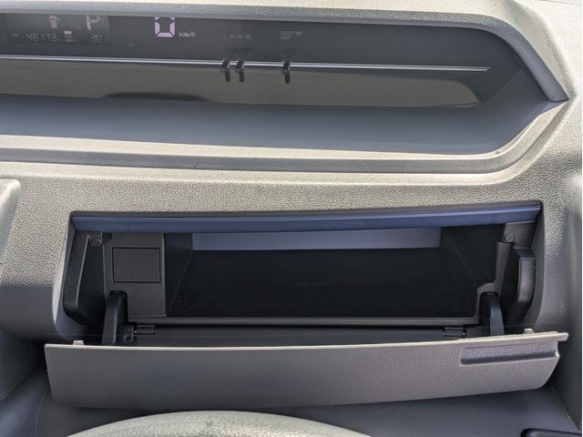 グローブボックスも大変綺麗なのでいろんな物や書類を入れていただくことができます!