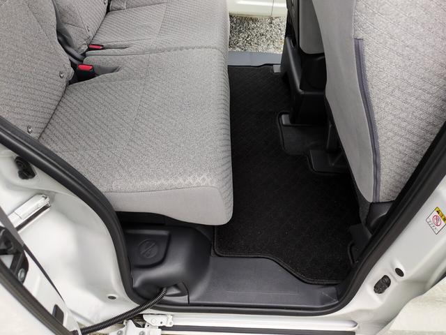 後部座席の足元もとても綺麗です!